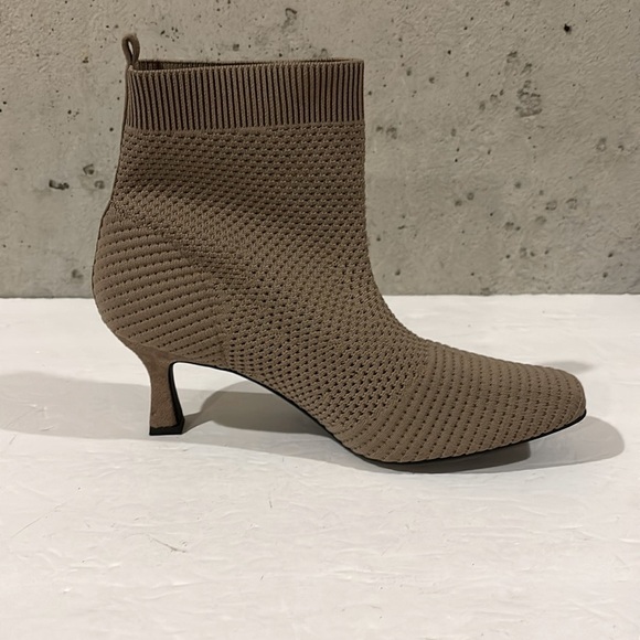 C Comfort Est 1946 Tan Suede Perforated Blocked Toe Sock Booties - Size 10 - Picture 3 of 8